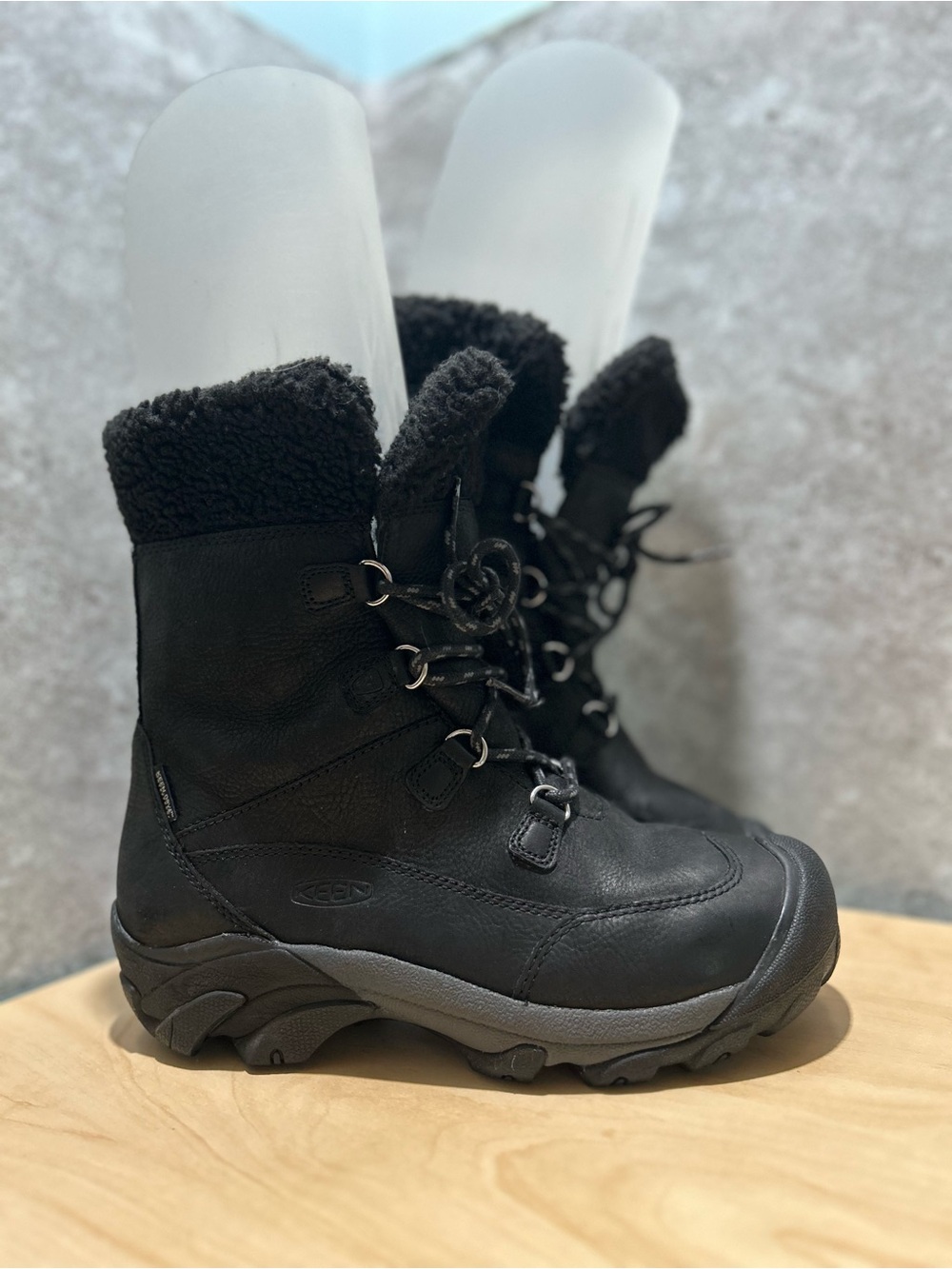 KEEN Women's Betty Waterproof Short Boot size 8